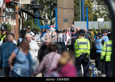 Solihull, West Midlands, UK. 18. April 2015. Die EDL - English Defence League sammeln in Solihull Stadtzentrum mit einer großen Polizei Prescence ihnen und verschiedenen Anti-Facist Protestgruppen auseinander zu halten. Bildnachweis: Simon Yates/Alamy Live-Nachrichten Stockfoto