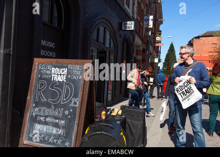 Broad Street, Hockley, Nottingham, UK. 18. April 2015.  Massen außerhalb der Rough Trade Datensatz speichern in der kreativen Viertel Nottingham am 8. jährlichen Datensatz speichern. Dies ist der einzige Tag jedes Jahr, dass unabhängigen Plattenläden und Aufnahmekünstler Musik feiern, limitierte Vinyl und CD-Veröffentlichungen entlang Werbeartikel ausschließlich für diesen Tag gemacht werden und Künstler rund um den Globus besondere Auftritte und Aufführungen machen. Bildnachweis: Mark Richardson/Alamy Live-Nachrichten Stockfoto