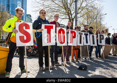 Bristol, UK. 18. April 2015. Aktivisten inszeniert einen Protest in Bristol Stadtzentrum gegen den Handelsverhandlungen zwischen Europa und den USA kennen als TTIP, die transatlantische Handels- und Investitionspartnerschaft.  Die Demonstranten sagen, dass das Handelsabkommen schwerwiegende negative Folgen für das Vereinigte Königreich hätte, einschließlich Privatisierung des NHS und auch die Verordnung über Nahrungsmittelsicherheit und Umweltschutz. Bristol, UK. 18. April 2015. Bildnachweis: Redorbital Fotografie/Alamy Live-Nachrichten Stockfoto