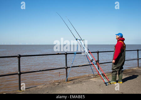 Angeln am Strand bei Crosby Promenade, Merseyside, Großbritannien April, 2015. Wetter in Großbritannien. Angeln oder Angeln im Meer bei ungewöhnlich hoher Flut am Strand der Hall Road. Rund um Großbritannien variieren die Gezeiten von einem Meter an Teilen der Nordseeküste bis zu 15meters Metern an anderen Küsten. Nur wenn die Gezeiten um diese Ebene herum liegen, ist das Angeln an der Küste der Mersey-Mündung produktiv. Stockfoto