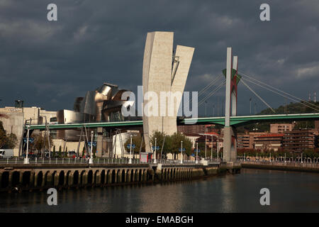 Das Guggenheim-Museum und die Brücke über den Fluss Nervion in Bilbao, Spanien Stockfoto