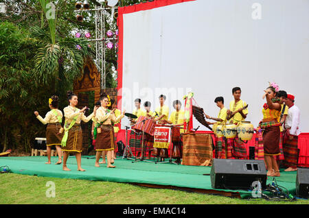 Thais spielen im Nordosten Thai traditionelle Musik, genannt das Pong Lang zeigen für Traveller bei Wat Khanon am 14. April 2015 Stockfoto