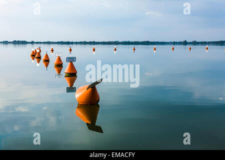 Wehr am Altmühl-See am späten Nachmittag mit malerischen Reflexion Stockfoto