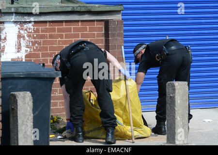 Northfield, Birmingham, UK. 18. April 2015. West Midlands Polizisten nach Beweisen suchen, nachdem 2 Männer in Northfield, Birmingham erstochen wurden. Einer der Männer, Sheriff Mbye, 18 starb später im Krankenhaus seinen Verletzungen. Ein 18 Jahre alter Mann wurde wegen des Verdachts des Mordes festgenommen. Bildnachweis: Michael Scott/Alamy Live-Nachrichten Stockfoto