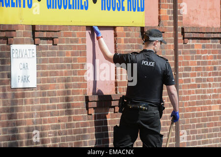 Northfield, Birmingham, UK. 18. April 2015. West Midlands Polizisten nach Beweisen suchen, nachdem 2 Männer in Northfield, Birmingham erstochen wurden. Einer der Männer, Sheriff Mbye, 18 starb später im Krankenhaus seinen Verletzungen. Ein 18 Jahre alter Mann wurde wegen des Verdachts des Mordes festgenommen. Bildnachweis: Michael Scott/Alamy Live-Nachrichten Stockfoto