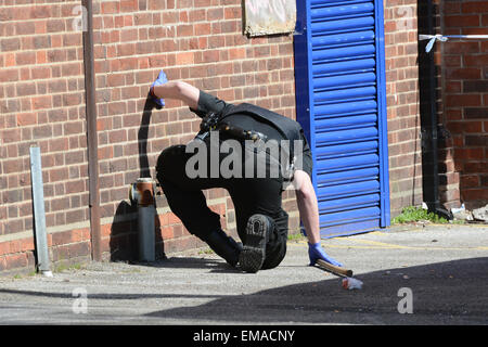 Northfield, Birmingham, UK. 18. April 2015. West Midlands Polizisten nach Beweisen suchen, nachdem 2 Männer in Northfield, Birmingham erstochen wurden. Einer der Männer, Sheriff Mbye, 18 starb später im Krankenhaus seinen Verletzungen. Ein 18 Jahre alter Mann wurde wegen des Verdachts des Mordes festgenommen. Bildnachweis: Michael Scott/Alamy Live-Nachrichten Stockfoto