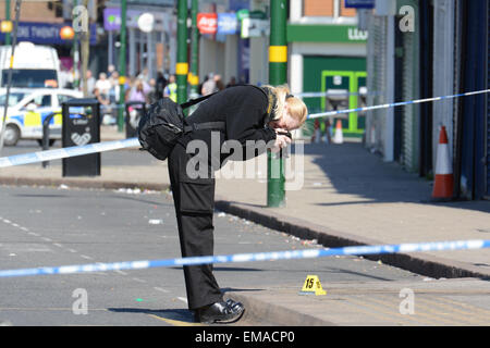 Northfield, Birmingham, UK. 18. April 2015. Ein Forensik-Fotograf zeichnet die Szene in Northfield. Bildnachweis: Michael Scott/Alamy Live-Nachrichten Stockfoto