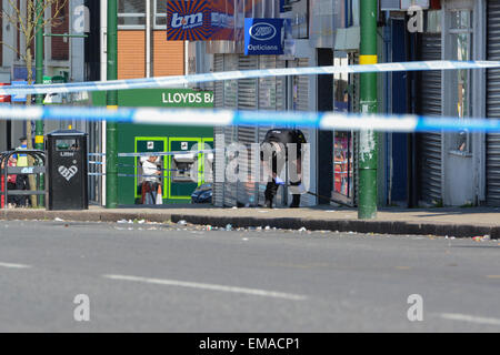 Northfield, Birmingham, UK. 18. April 2015. Polizei suchen die Szene in Northfield, Birmingham, wo 18-j hrige Sheriff Mbye wurde erstochen und tödliche Wunden empfangen. Bildnachweis: Michael Scott/Alamy Live-Nachrichten Stockfoto