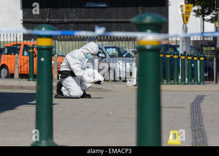 Northfield, Birmingham, UK. 18. April 2015. Forensik West Midlands Polizist fotografiert mögliche Beweise nach Teenager, Sheriff Mbye (18) auf Northfield High Street in Birmingham erstochen wurde. Bildnachweis: Michael Scott/Alamy Live-Nachrichten Stockfoto