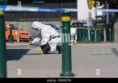 Northfield, Birmingham, UK. 18. April 2015. Forensik West Midlands Polizist fotografiert mögliche Beweise nach Teenager, Sheriff Mbye (18) auf Northfield High Street in Birmingham erstochen wurde. Bildnachweis: Michael Scott/Alamy Live-Nachrichten Stockfoto