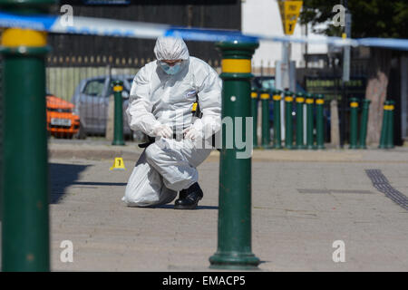 Northfield, Birmingham, UK. 18. April 2015. Forensik West Midlands Polizist fotografiert mögliche Beweise nach Teenager, Sheriff Mbye (18) auf Northfield High Street in Birmingham erstochen wurde. Bildnachweis: Michael Scott/Alamy Live-Nachrichten Stockfoto