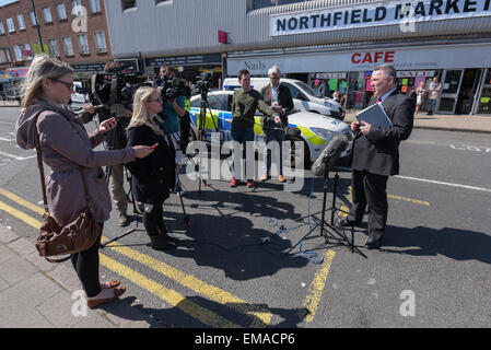 Northfield, Birmingham, UK. 18. April 2015. Die Medien interview DI Harry Harrison über dem stechenden 18-j hrige Sheriff Mbye auf Northfield High Street in Birmingham. Sheriff starb an seinen Verletzungen. Polizei würde gerne zu einer Frau mit einem Kinderwagen zu sprechen, die in der Szene gefangen wurde. Bildnachweis: Michael Scott/Alamy Live-Nachrichten Stockfoto