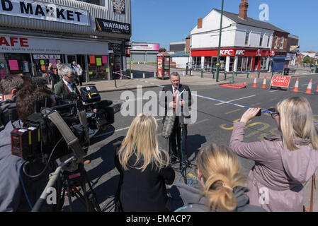 Northfield, Birmingham, UK. 18. April 2015. Die Presse interview DI Harry Harrison über dem stechenden 18-j hrige Sheriff Mbye auf Northfield High Street in Birmingham. Sheriff starb an seinen Verletzungen. Polizei möchte mit niemandem sprechen, kurz vor 17:00 am Freitag in der Gegend war. Bildnachweis: Michael Scott/Alamy Live-Nachrichten Stockfoto