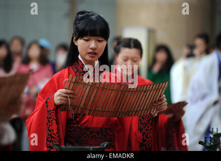 Xi ' an, der chinesischen Provinz Shaanxi. 18. April 2015. Mädchen nehmen Teil in einer weiblichen Erwachsenen Zeremonie in Xi ' an, Hauptstadt der Nordwesten der chinesischen Provinz Shaanxi, 18. April 2015. Dreißig Mädchen Rudras Han Kostüme gebeugt und kratzte mit Lehrern und Eltern zu erklären, dass sie Erwachsene sind. © Zhang Shuzhong/Xinhua/Alamy Live-Nachrichten Stockfoto