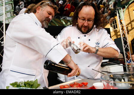 TV-Köche die behaarte Biker Simon King (vorne) und David Myers Kochen in Covent Garden in London Stockfoto