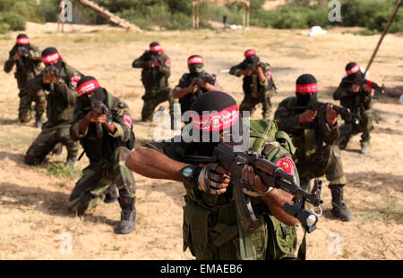 Rafah, Gaza-Streifen, Palästinensische Gebiete. 17. April 2015. Palästinensische Kämpfer aus der Demokratischen Front zur Befreiung Palästinas (DFLP) nehmen Teil in eine militärische Abschlussfeier in Rafah im südlichen Gazastreifen. © Ashraf Amra/APA-Images/ZUMA Draht/Alamy Live News Stockfoto