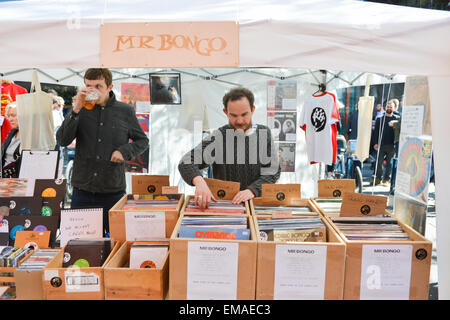 Berwick Street, London, UK. 18. April 2015. Record Store Day in und um Berwick Street im Londoner Soho. Mit live-Musik, DJs und spezielle Sammler-Editionen Vinyl für die Plattensammler. Bildnachweis: Matthew Chattle/Alamy Live-Nachrichten Stockfoto