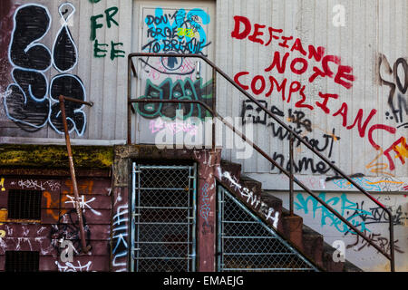 Unattraktiv Graffiti auf der Seite auf einem Industriegebäude in Vancouver Stockfoto