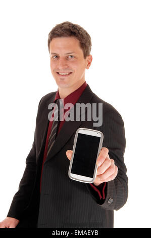 Ein lächelnder junger Geschäftsmann mit seinem neuen Handy für weißen Hintergrund isoliert. Stockfoto