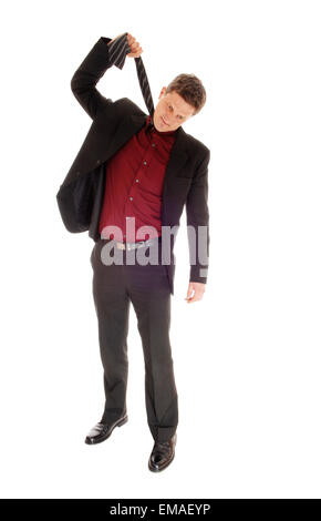 Ein junger Geschäftsmann, polling, seine Krawatte um sich für den weißen Hintergrund isoliert aufzuhängen. Stockfoto