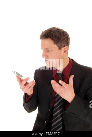 Eine Nahaufnahme Bild eines jungen Mannes in seinem Handy, mit dem Mund schreien zu öffnen, für den weißen Hintergrund isoliert. Stockfoto