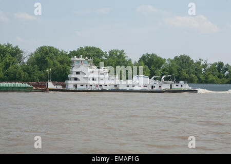 Ein Drücker Schlepper auf dem Ohio River ein Lastkahn stromaufwärts bewegen Stockfoto