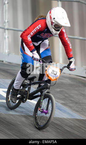 Manchester, UK. 18. April 2015. UCI BMX Supercross Worldcup. Tag eins. Felicia Stancil (USA) üben sie beginnt während der Elite Women-Praxis. Bildnachweis: Aktion Plus Sport/Alamy Live-Nachrichten Stockfoto