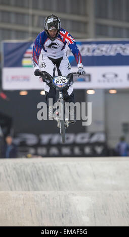 Manchester, UK. 18. April 2015. UCI BMX Supercross Worldcup. Tag eins. Lukas Hombsch (AUS) in der Elite Men Übungsbeispiel. Bildnachweis: Aktion Plus Sport/Alamy Live-Nachrichten Stockfoto