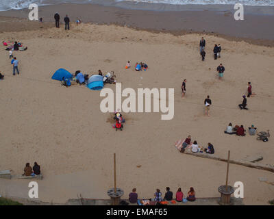 Newcastle Upon Tyne, Samstag, 18. April 2015, Großbritannien Wetter: Strand-Szene an einem bewölkten sonnigen Nachmittag am '' King Edwards Bay '', Tynemouth als Menschen entspannen Sie sich in der milden Tempertures. Bildnachweis: James Walsh/Alamy Live-Nachrichten Stockfoto