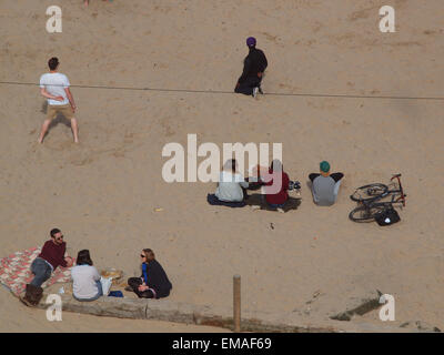 Newcastle Upon Tyne, UK, 18. April 2015. UK-Wetter: Strandszene an einem bewölkten sonnigen Nachmittag am '' King Edwards Bay '', Tynemouth als Menschen entspannen Sie sich in der milden Tempertures. Bildnachweis: James Walsh/Alamy Live-Nachrichten Stockfoto