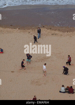 Newcastle Upon Tyne, UK, 18. April 2015. UK-Wetter: Strandszene an einem bewölkten sonnigen Nachmittag am '' King Edwards Bay '', Tynemouth als Menschen entspannen Sie sich in der milden Tempertures. Bildnachweis: James Walsh/Alamy Live-Nachrichten Stockfoto