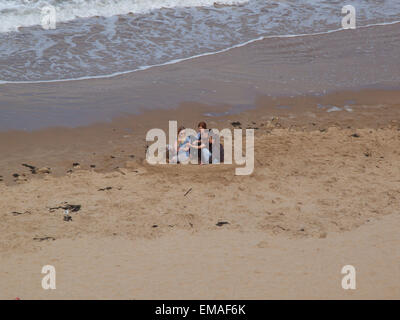 Newcastle Upon Tyne, UK, 18. April 2015. UK-Wetter: Strandszene an einem bewölkten und sonnigen Nachmittag am '' King Edwards Bay '', Tynemouth als Menschen entspannen Sie sich in der milden Tempertures. Bildnachweis: James Walsh/Alamy Live-Nachrichten Stockfoto