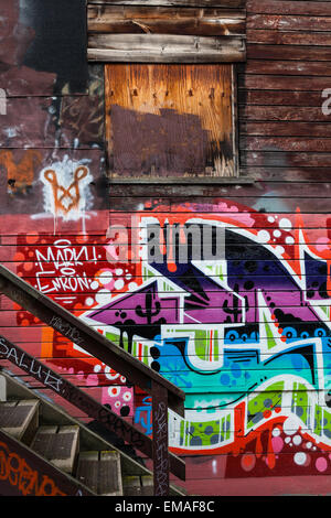 Beispiel der street Art an den Wänden eine alte Speicherstadt auf der Ostseite von Vancouver, Kanada Stockfoto