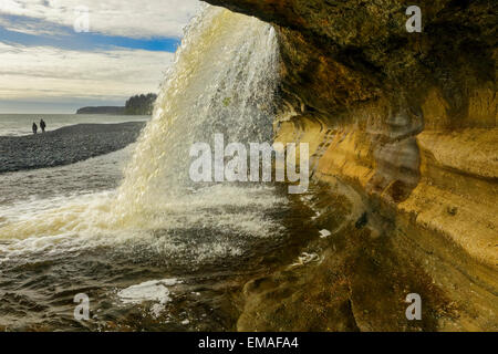 Sandcut Strand-Wasserfall im Frühling Fluss Jordan River, Britisch-Kolumbien, Kanada. Stockfoto
