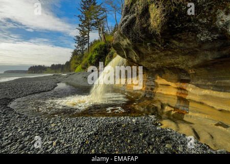 Sandcut Strand-Wasserfall im Frühling Fluss Jordan River, Britisch-Kolumbien, Kanada. Stockfoto