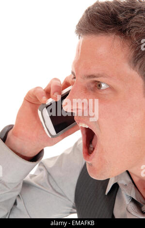 Eine Nahaufnahme Bild eines jungen Mannes in seinem Handy, mit dem Mund weit offen, für weißen Hintergrund isoliert zu schreien. Stockfoto