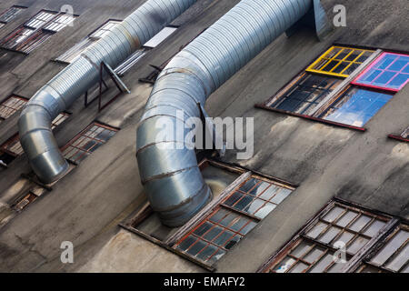 abstrakte Sicht nach draußen von einer Industriehalle in Vancouver Stockfoto