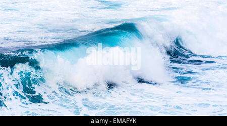 schöne blaue hohe Wellen des Atlantischen Ozeans Stockfoto