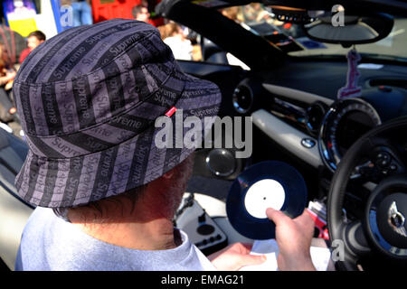 London, UK. 18. April 2015. Kult DJ #Barry'sLounge gründet eine Straße Dancefloor in Notting Hill als Teil des Record Store Day in Zusammenarbeit mit Rough Trade West Credit: Rachel Megawhat/Alamy Live News Stockfoto