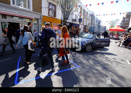 London, UK. 18. April 2015. Kult DJ #Barry'sLounge gründet eine Straße Dancefloor in Notting Hill als Teil des Record Store Day in Zusammenarbeit mit Rough Trade West Credit: Rachel Megawhat/Alamy Live News Stockfoto