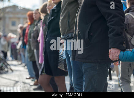 Berlin, Deutschland. 18. April 2015. Demonstranten nehmen Teil an einer Demonstration gegen das geplante Freihandelsabkommen TTIP zwischen der Europäischen Union und den USA in Berlin, Deutschland, 18. April 2015. Verhandlungen über "Transatlantic Trade and Investment Partnership" (TTIP) sollen am Montag, 20. April 2015 in New York wieder aufgenommen. Foto: TIM BRAKEMEIER/Dpa/Alamy Live News Stockfoto