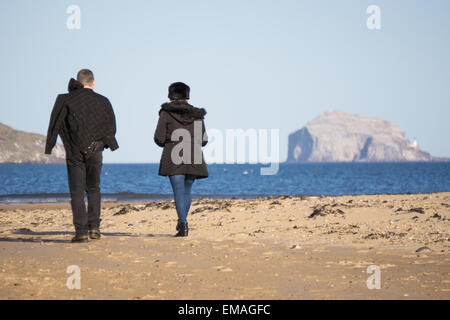 Paar Wallking am Strand von Yellowcraigs, Bass Rock in Ferne Stockfoto