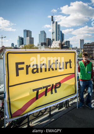 Frankfurt am Main, Deutschland. 18. April 2015. Zwei Aktivisten der Umweltorganisation Greenpeace-Protest vor der Skyline von Frankfurt gegen das geplante Freihandelsabkommen TTIP zwischen der Europäischen Union und den USA in Frankfurt am Main, 18. April 2015. Verhandlungen über "Transatlantic Trade and Investment Partnership" (TTIP) wird voraussichtlich am 20. April in New York wieder aufgenommen. Foto: FRANK RUMPENHORST/Dpa/Alamy Live News Stockfoto