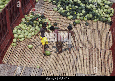 Dhaka, Bangladesch. 18. April 2015. Straßenkinder spielen Fußball mit Wassermelone im Inneren Ladung Mittagessen im Fluss Buriganga. Wassermelone-Züchter werden durch den Verkauf von Wassermelonen, eines der beliebten Sommerfrüchte in Bangladesch, zu guten Preisen in den lokalen Märkten als auch für Käufer aus Dhaka, angrenzende Bezirke, Khulna, Rajshahi und Bogra jetzt Lösungsmittel. Sandigen Böden der Insel und Vorhandensein von eine gute Anzahl von Flüssen und Kanälen, Bereitstellung von Bewässerung Anlage, sind die Schlüsselfaktoren, die den Anbau zu steigern. Ein Farmer namens Abul Khaer sagte: '' ich habe Wassermelonen angebaut, auf meine 7 Hektar la Stockfoto