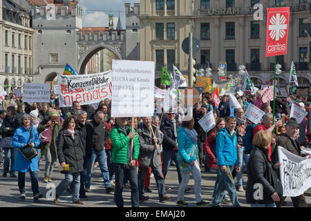 München, Deutschland – 18. April 2015: Demonstranten erweisen sich in Kraft, TTIP Handelsabkommen, die transatlantische Handels- und Investitionspartnerschaft, in München zu protestieren. Stockfoto