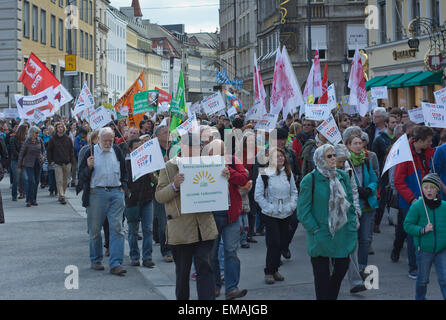 München, Deutschland – 18. April 2015: Demonstranten erweisen sich in Kraft, TTIP Handelsabkommen, die transatlantische Handels- und Investitionspartnerschaft, in München zu protestieren. Stockfoto