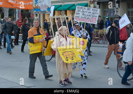 München, Deutschland – 18. April 2015: Demonstranten erweisen sich in Kraft, TTIP Handelsabkommen, die transatlantische Handels- und Investitionspartnerschaft, in München zu protestieren. Stockfoto