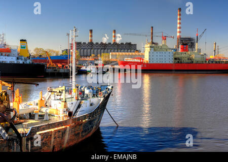 Baggerarbeiten, Schiffe Bebakung und Cargo am Hafen Demarchi Insel, River Plate Küste. Buenos Aires, Argentinien Stockfoto