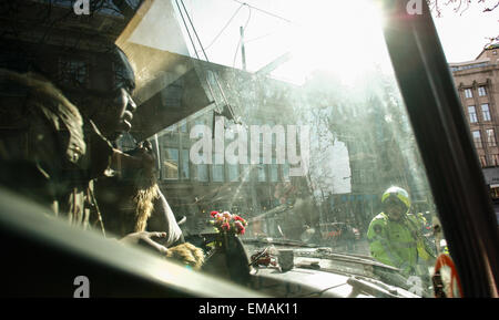 Amsterdam, Niederlande. 17. April 2015. Youssou (L) wartet auf die Abfahrt von seinem Bus zurück nach Amsterdam. Ein privater Bus wurde engagiert, um eine Gruppe von 50 Asylbewerber zu transportieren, die haben sich geweigert, Genehmigungen und ausgeräumt wurden, die von ihrem Wohnsitz, eine alte, verlassene Garage. Bildnachweis: Willem Aires/Alamy Live-Nachrichten Stockfoto