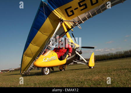 Shobdon Herefordshire UK 18. April 2015. Die britische Microlight Flugzeug Association (BMAA) nationalen Meisterschaften statt an diesem Wochenende auf Shobdon Flugplatz in sonnigen, aber windigen Bedingungen. Besatzungen sind Aufgaben im Zusammenhang mit Navigation, Zeitmessung und Punktlandung Herausforderungen eingestellt. Ihr gezeigt, ist ein P & M Quik GT450 Ultraleichtflugzeug. Stockfoto